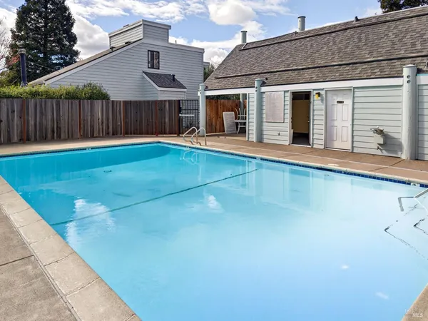 $445,000 | 230 Courtyards East, Windsor, CA 95492