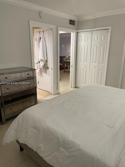 6705 North Kendall Drive, Unit 305 Pinecrest, FL 33156 - Photo 7 of 11 a bedroom with a bed and a cabinets