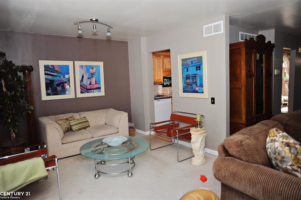 370 Willow Grove Lane Rochester Hills, MI 48307 - Photo 2 of 46