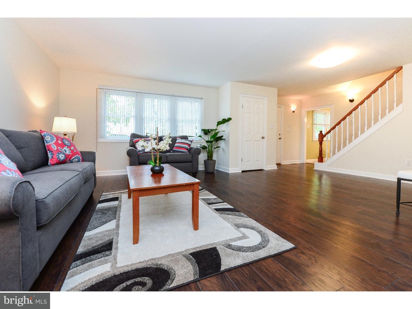 1012 Bridgeboro Road Beverly, NJ 08010 - Photo 3 of 22 Living Room