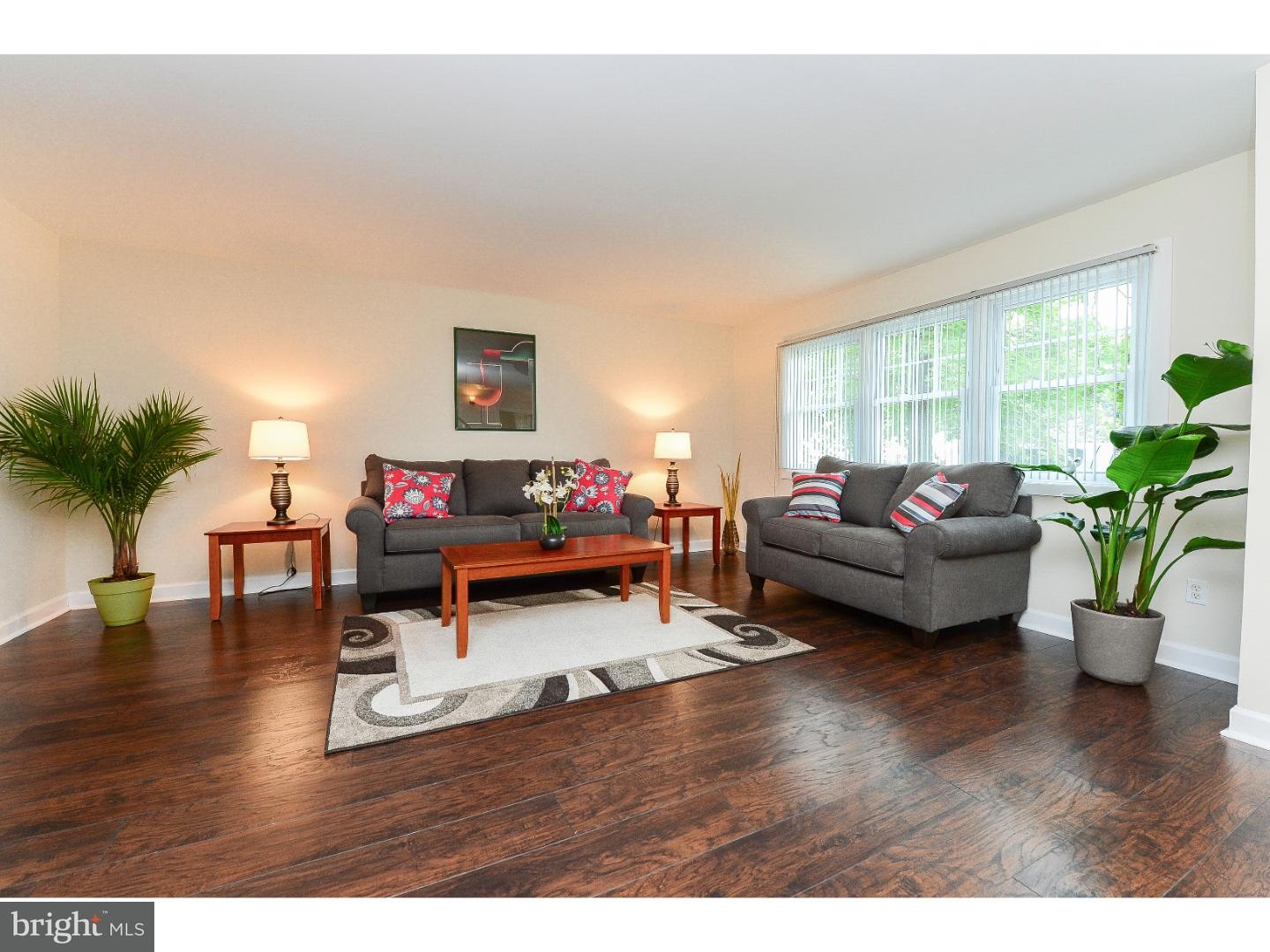 1012 Bridgeboro Road Beverly, NJ 08010 - Photo 4 of 22 Living Room