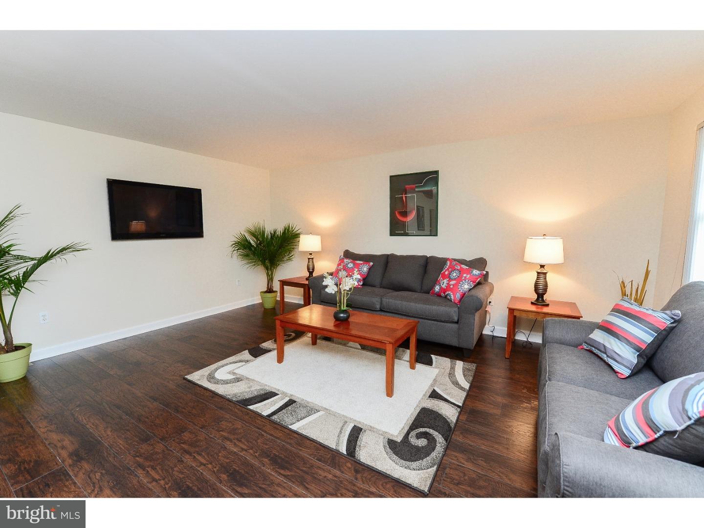 1012 Bridgeboro Road Beverly, NJ 08010 - Photo 5 of 22 Living Room
