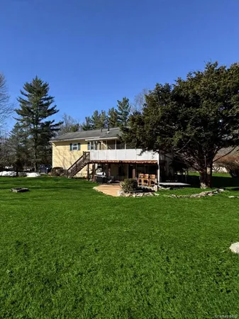 a view of a house with backyard and garden