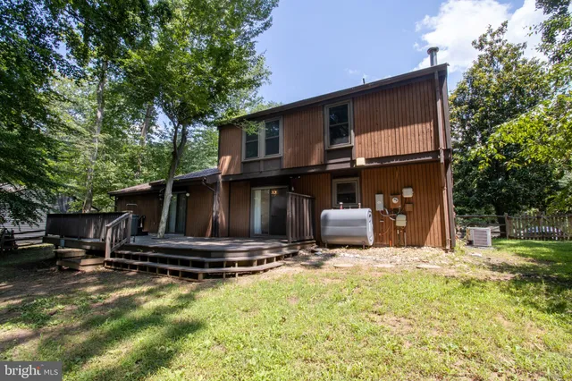 a view of yard with green space