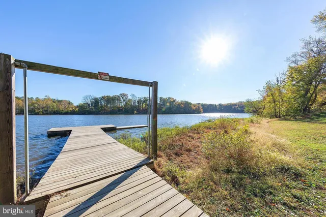 a view of a tennis court