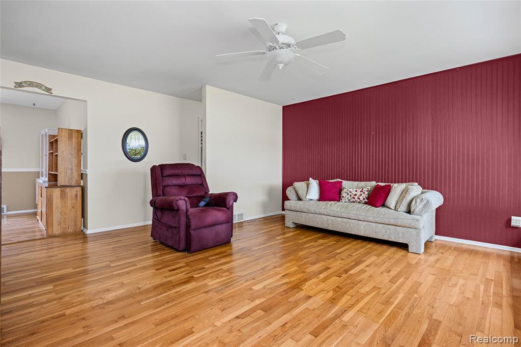 14743 Newburgh Road Livonia, MI 48154 - Photo 4 of 48