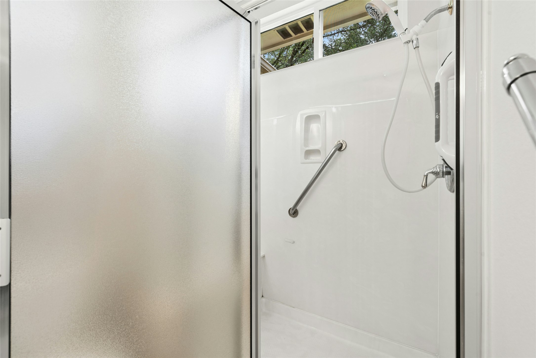 402 Colorado River Road Georgetown, TX 78633 - Photo 17 of 32 Main Bathroom