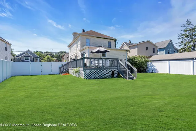 a view of a back yard