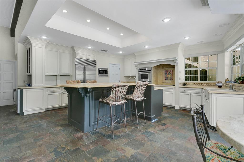 11056 Clipper Court Windermere, FL 34786 - Photo 9 of 18 a large kitchen with a table and chairs