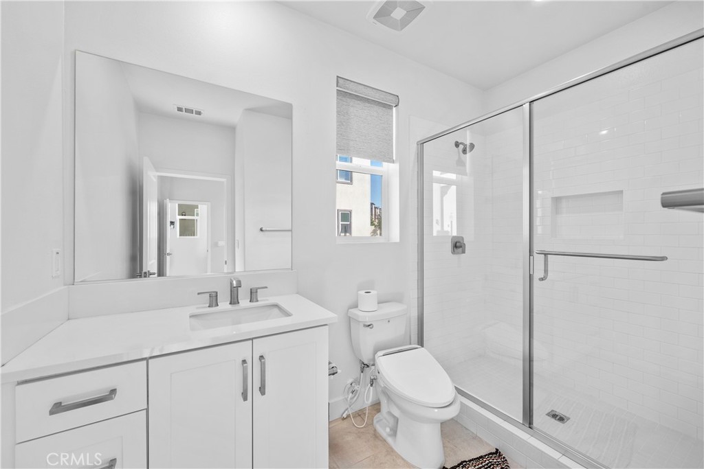 124 Zawn Irvine, CA 92618 - Photo 21 of 56 a bathroom with a sink toilet and shower