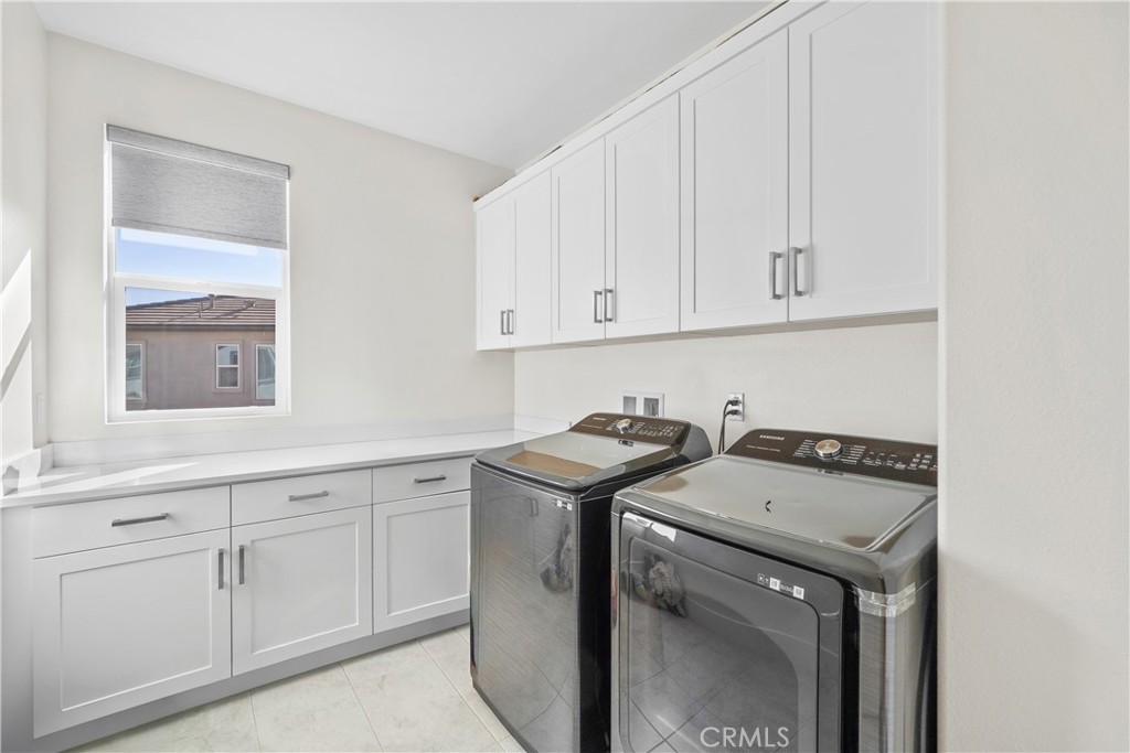 124 Zawn Irvine, CA 92618 - Photo 28 of 56 a utility room with dryer and washer