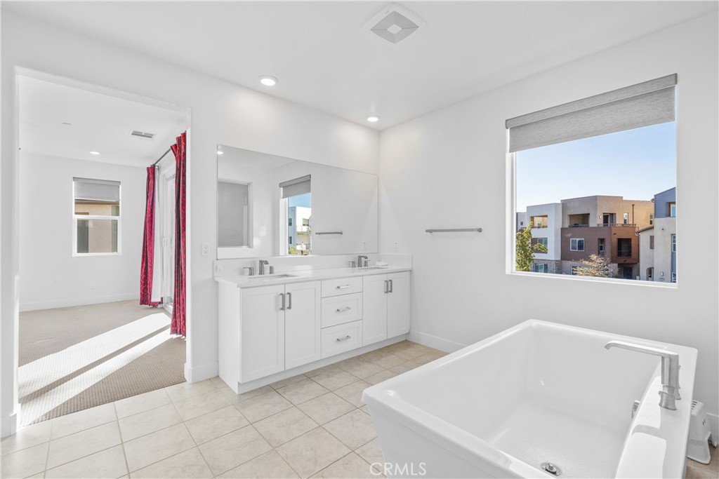 124 Zawn Irvine, CA 92618 - Photo 38 of 56 a bathroom with a tub sink and mirror