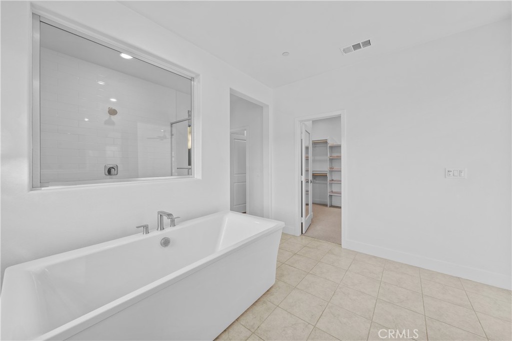 124 Zawn Irvine, CA 92618 - Photo 39 of 56 a spacious bathroom with a bathtub and mirror