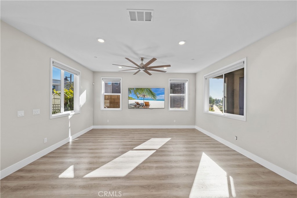 124 Zawn Irvine, CA 92618 - Photo 4 of 56 a living room with furniture and a window