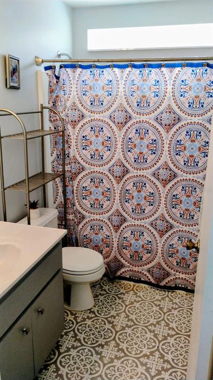 11591 Southwest 78th Avenue Ocala, FL 34476 - Photo 7 of 23 a bathroom with a toilet and a shower curtain