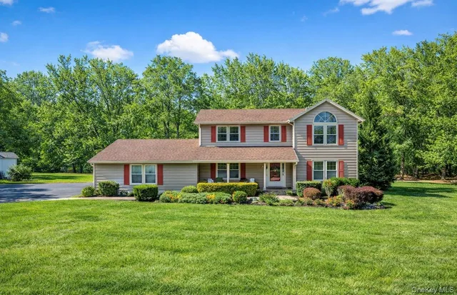 $689,900 | 29 Deer Brook Drive, New Windsor, NY 12553