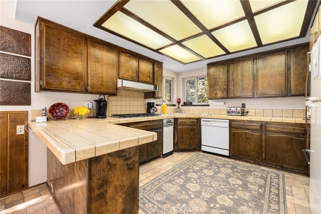 175 Golf Course Road Lake Arrowhead, CA 92352 - Photo 37 of 73 Lots of room to create the perfect meals!