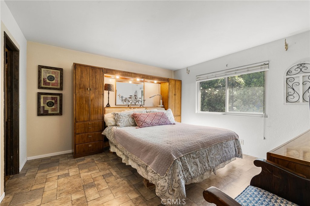 175 Golf Course Road Lake Arrowhead, CA 92352 - Photo 43 of 73 MAIN FLOOR MASTER SUITE