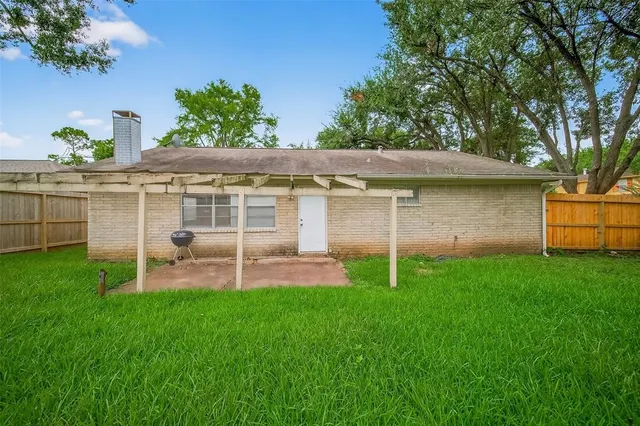 a view of a house with a backyard