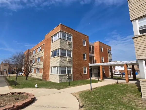 $119,900 | 2411 West Balmoral Avenue, Unit 3D, Chicago, IL 60625
