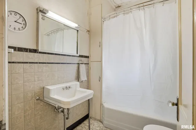 $300,000 | 228 South 2nd Street, Le Claire, IA 52753