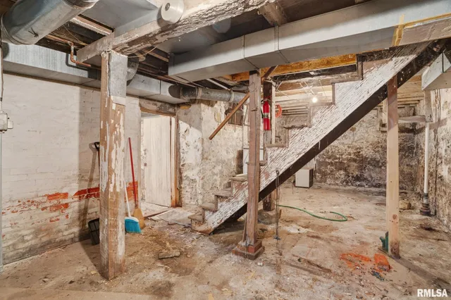 $300,000 | 228 South 2nd Street, Le Claire, IA 52753