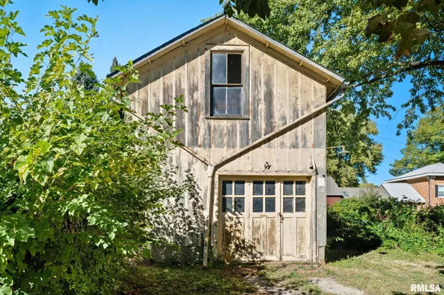 $300,000 | 228 South 2nd Street, Le Claire, IA 52753