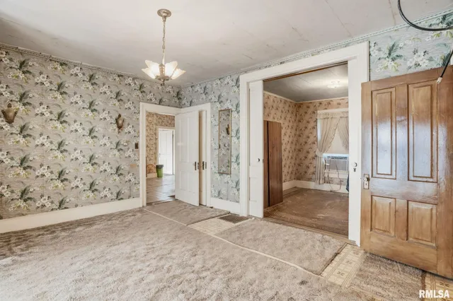 $300,000 | 228 South 2nd Street, Le Claire, IA 52753