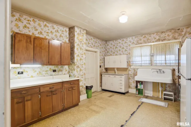 $300,000 | 228 South 2nd Street, Le Claire, IA 52753