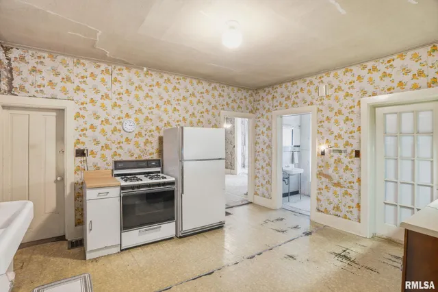 $300,000 | 228 South 2nd Street, Le Claire, IA 52753