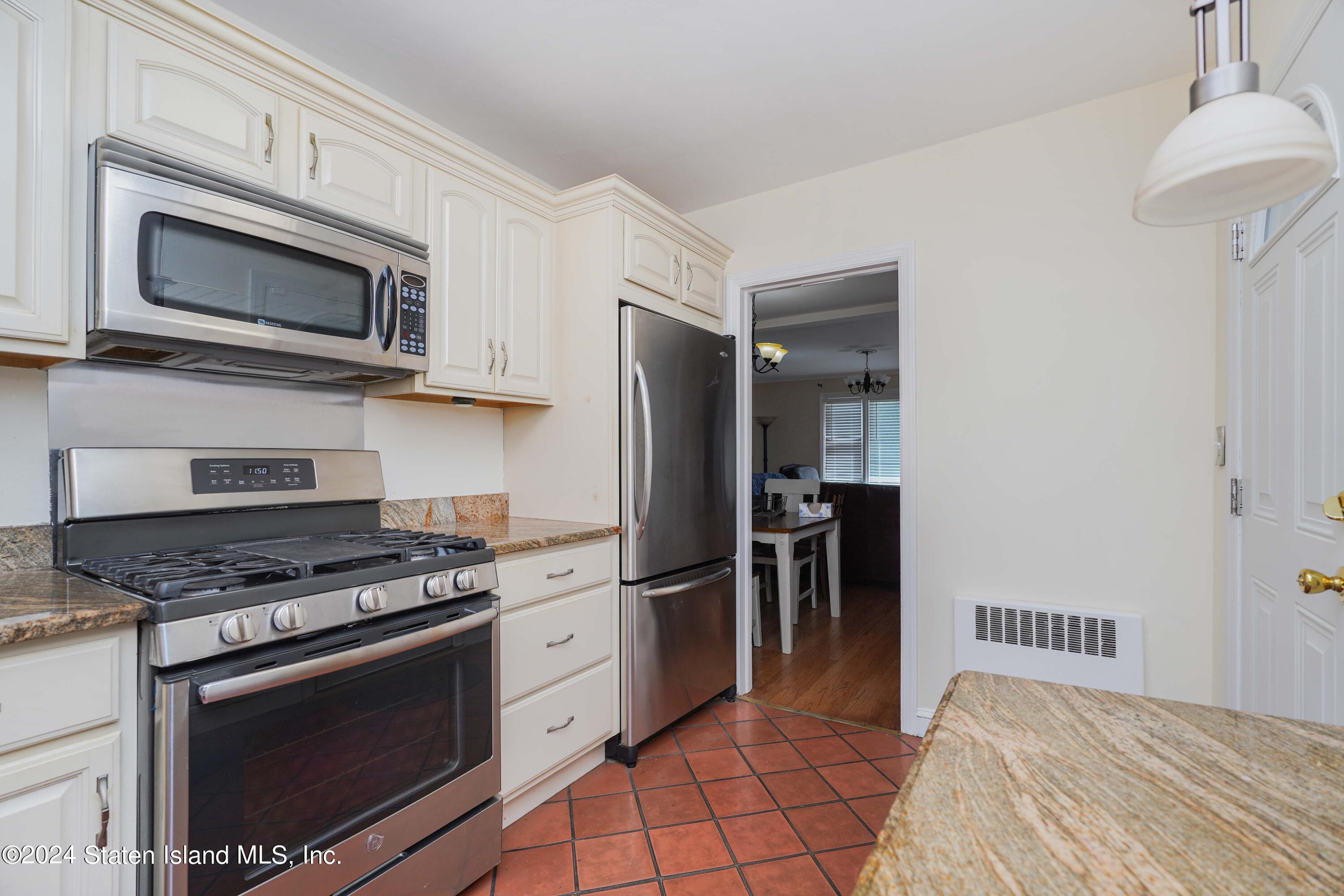 61 Longview Road Staten Island, NY 10304 - Photo 10 of 21 Photo Aug 26 2024, 11 49 18 PM