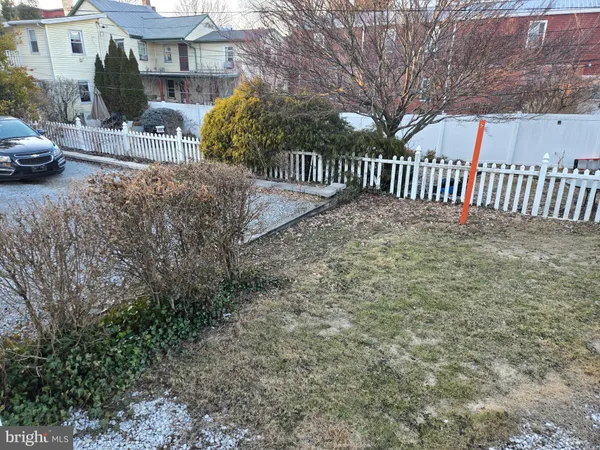 a view of a yard in front of a house