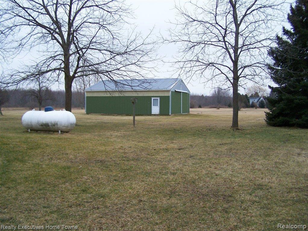8349 Fisher Road Avoca, MI 48006 - Photo 3 of 10 100_1671.jpg
