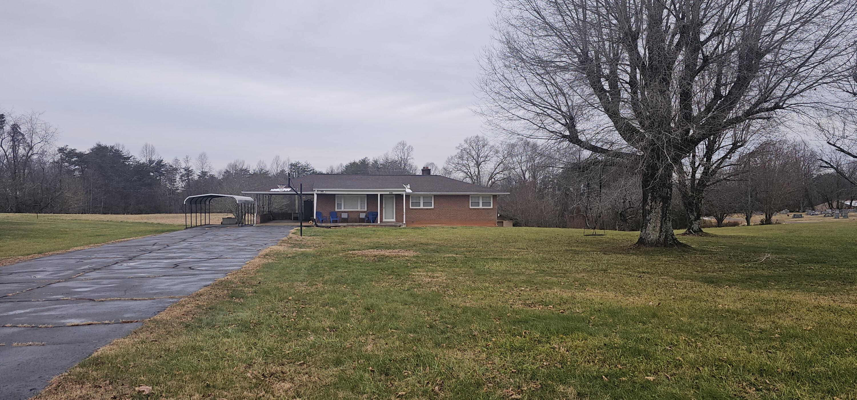 a view of a house with a yard