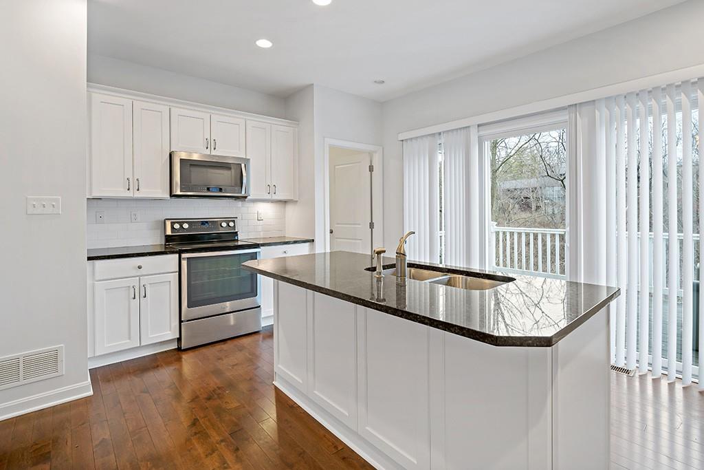 832 Highpointe Circle Pittsburgh, PA 15220 - Photo 2 of 25