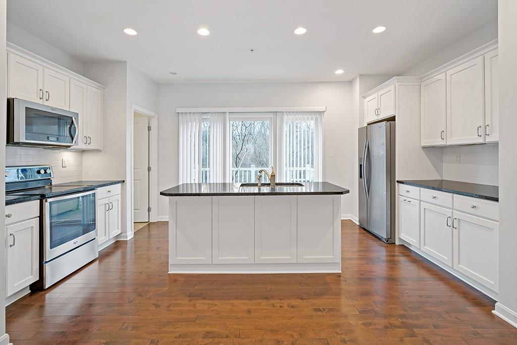 832 Highpointe Circle Pittsburgh, PA 15220 - Photo 3 of 25