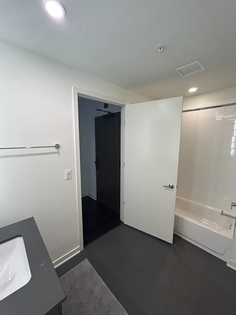 730 West Couch Place, Unit 1805 Chicago, IL 60661 - Photo 8 of 9 a view of small space