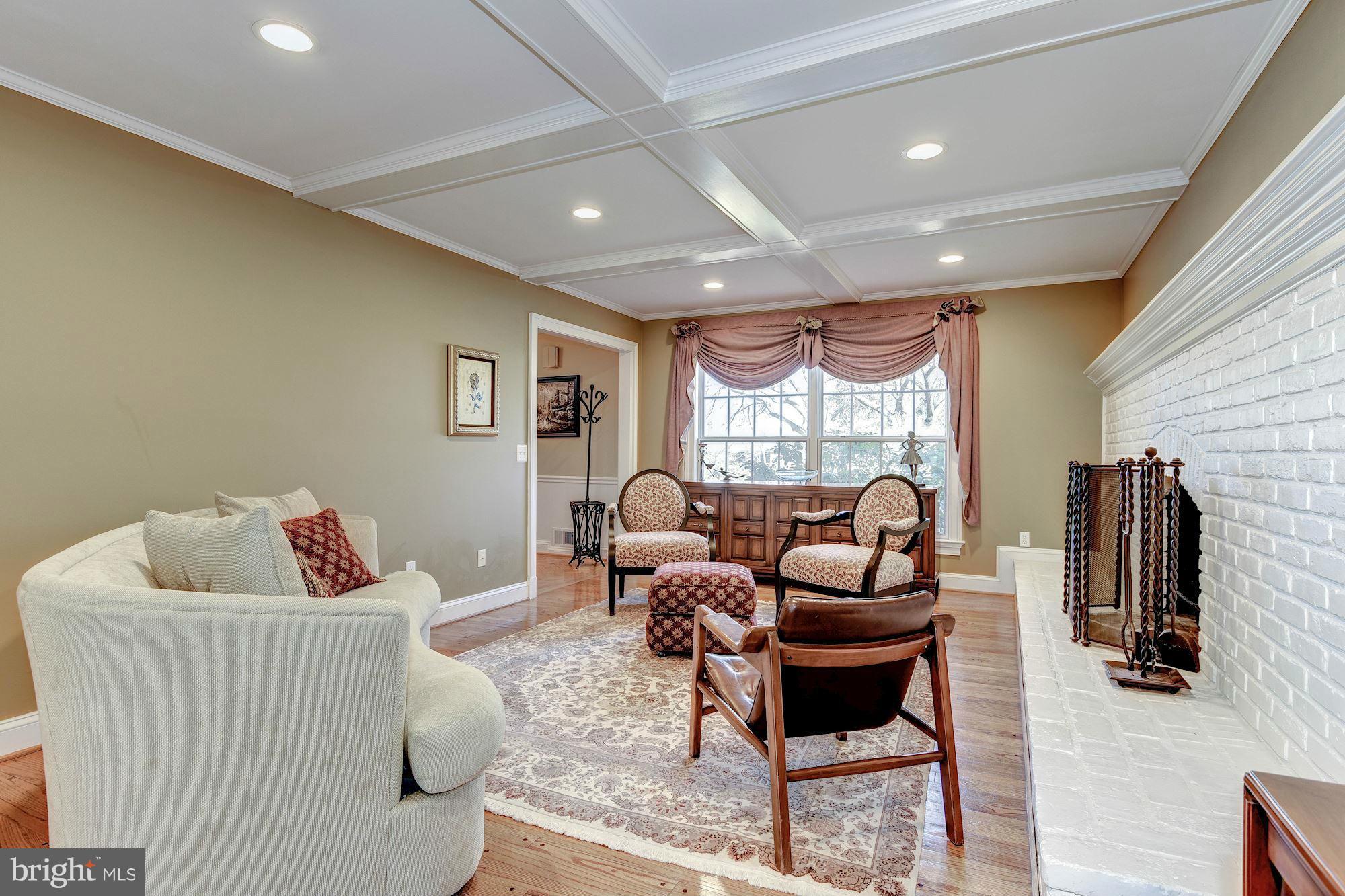 10814 Old Coach Road Potomac, MD 20854 - Photo 3 of 29 Living Room