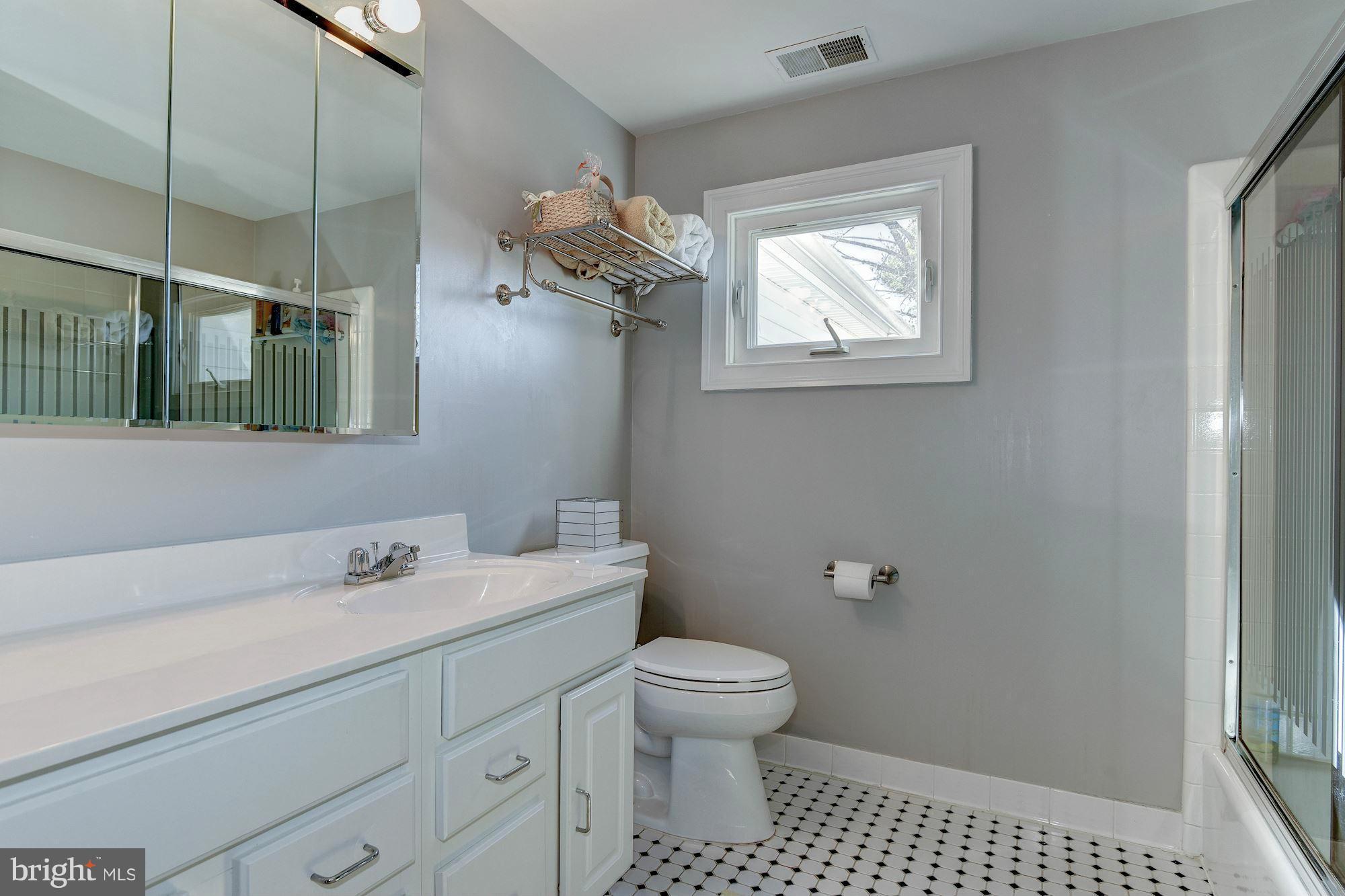 10814 Old Coach Road Potomac, MD 20854 - Photo 23 of 29 Bath