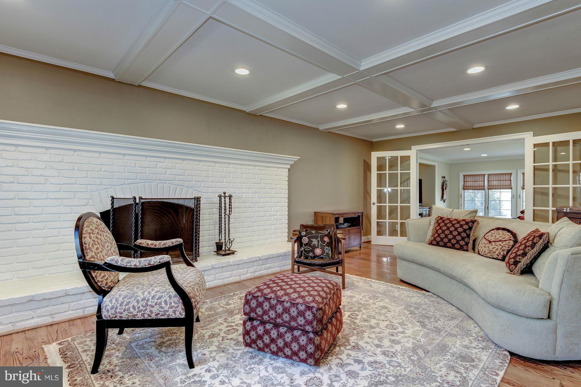 10814 Old Coach Road Potomac, MD 20854 - Photo 4 of 29 Living Room