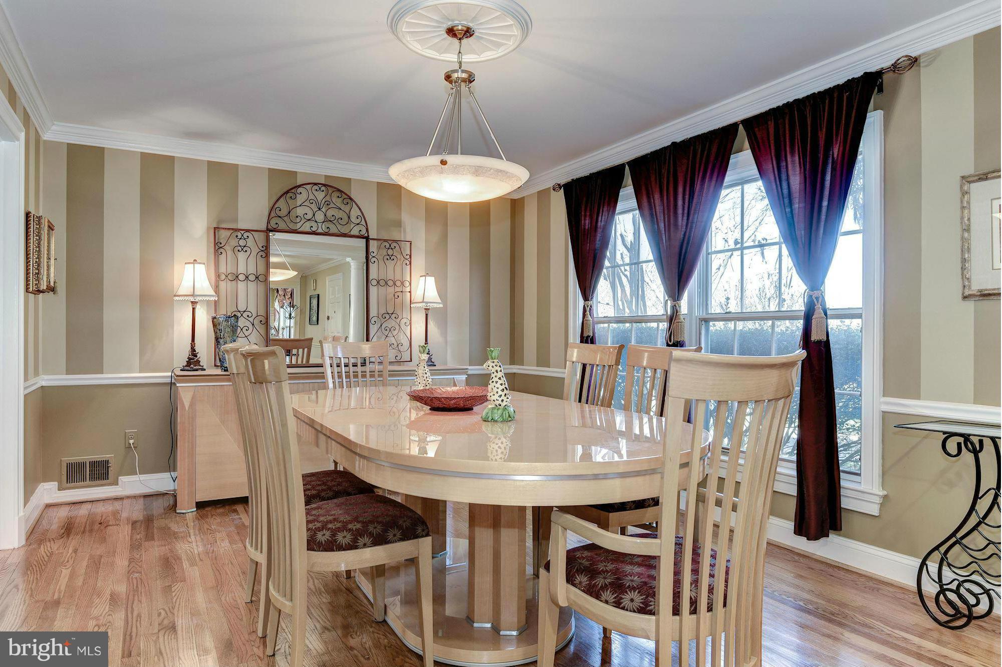 10814 Old Coach Road Potomac, MD 20854 - Photo 5 of 29 Dining Room