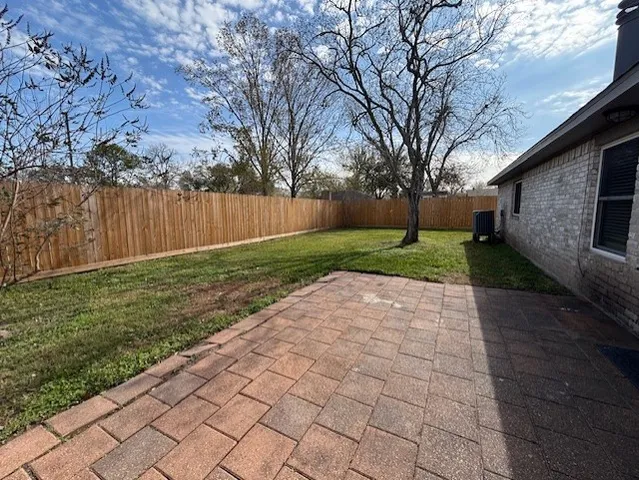 a view of a yard with pathway