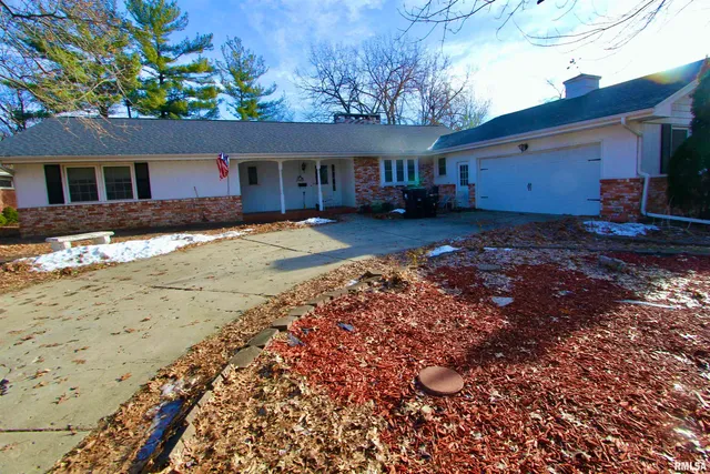 $230,000 | 5928 North Roxbury Lane, Peoria, IL 61614