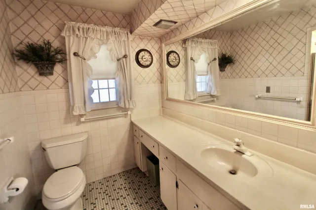 $230,000 | 5928 North Roxbury Lane, Peoria, IL 61614