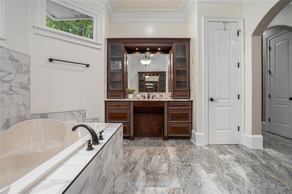 4025 Cascade Road Atlanta, GA 30331 - Photo 25 of 48 a spacious bathroom with a tub and a sink
