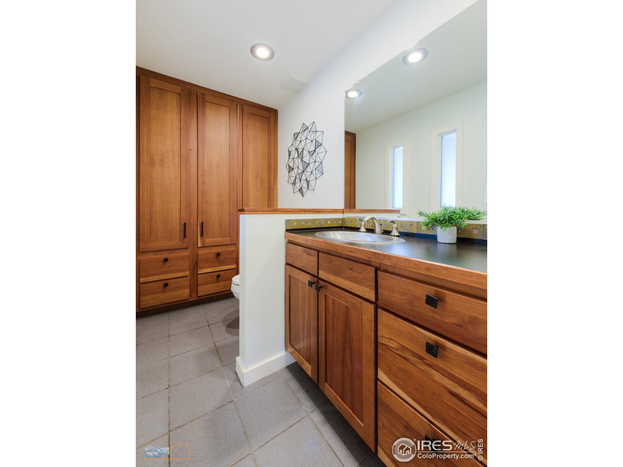 6423 Clearview Road Boulder, CO 80303 - Photo 19 of 40 a spacious bathroom with a granite countertop sink a mirror and a bathtub