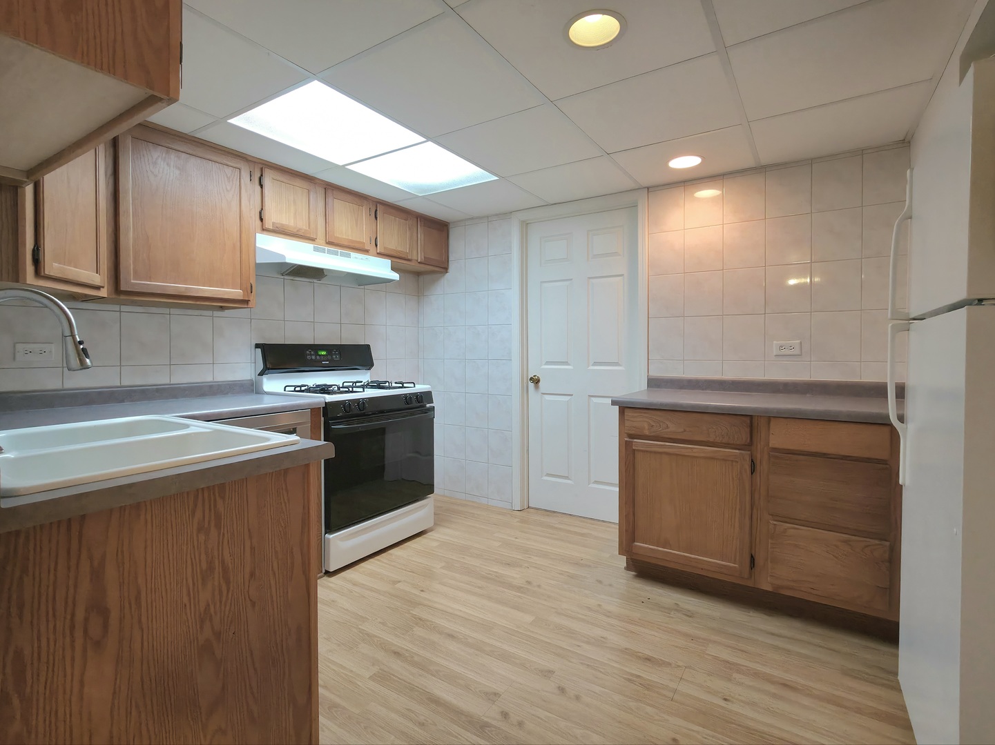 10160 Lancaster Drive Mokena, IL 60448 - Photo 21 of 41 a kitchen with granite countertop a stove and a sink