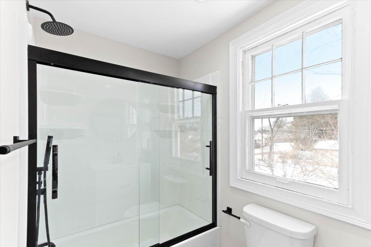 591 South Hampton Road Columbus, OH 43213 - Photo 20 of 28 20-Bathroom