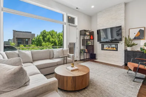 $700,000 | 1536 West Walton Street, Unit 3, Chicago, IL 60642