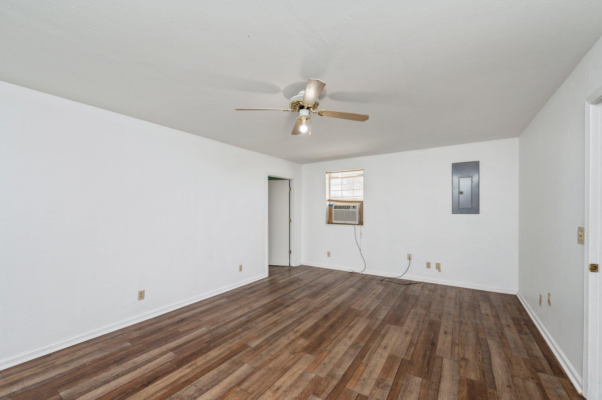 452 Pen Williams Road DeFuniak Springs, FL 32433 - Photo 47 of 56 Apartment Bedroom 1-pic 1